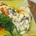 Омлет с сыром, ветчиной и зеленью