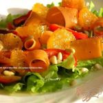 Салат из моркови и сладкого перца с мандаринами и кедровыми орешками