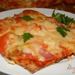 Пицца с колбасой и сыром