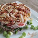 Салат и копченной курицы помидора и арахиса