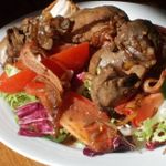Теплый салат с печенью и беконом