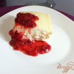 Ванильная  двухслойная запеканка  с клубничным соусом