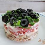 Салат из курицы помидора и грибов