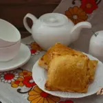 Хрустящие пирожки из слоеного теста с шампиньонами