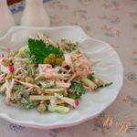 Весенний салат с редисом и горошком