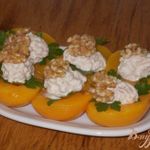 Закуска из консервированных персиков и тунца