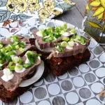 Бутерброд с отварным мясом и вялеными томатами