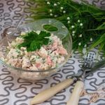 Салат с крабовыми, рисом и грибами