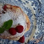 Сметанные оладьи с кокосом и малиной