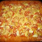 Пицца колбасой и сыром
