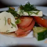 Салат из помидор и моцареллы