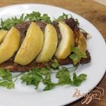 Утиная грудка запеченная с медом и яблоком