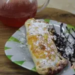 Слойка с вишней и шоколадом