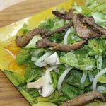 Салат с утиной грудкой и свежими листьями салата
