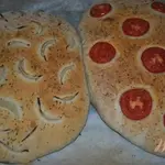 Фокачча с луком, чесноком и помидорами
