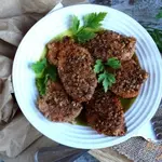 Свиные отбивные в томатном маринаде и кунжутной корочкой
