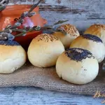 Хлебные булочки с маком и кунжутом
