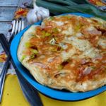 Фритатта с брокколи луком-пореем и ветчиной