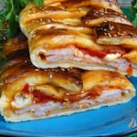 Стромболи с ветчиной сыром и вылеными помидорами