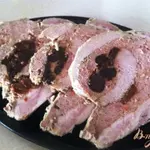 Мясной рулет с черносливом и вялеными помидорами