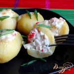 Картофель фаршированный крабовыми палочками и яйцами