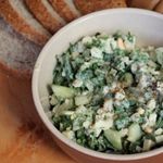 Салат с огурцом, зеленью и яйцом