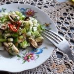 Салат с сельдереем, яблоком и мидиями