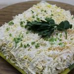 Слоеный салат с отварной свиной печенью