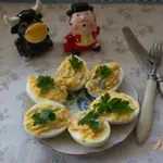 Фаршированные закусочные яйца с селедкой