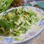 Капустный салат с кукурузой и огурцом