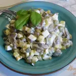 Салат с жареными шампиньонами