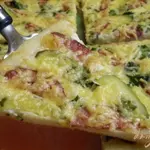 Пицца с копченой колбасой, огурцами и сыром