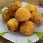 Сырные шарики жаренные во фритюре