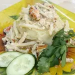 Картофельное пюре с подливой из морепродуктов