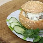Жульен с кальмарами и грибами в кунжутной булке