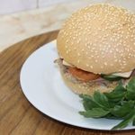 Кунжутная булка с копченой курицей и свежими овощами