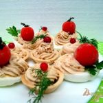 Тарталетки  и  яйца фаршированные  куриным  окорочком