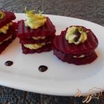 Башенки  из свеклы, мусса из авокадо и соуса бальзамико
