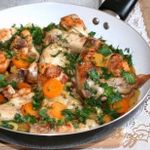 Жареные куриные крылышки с овощами