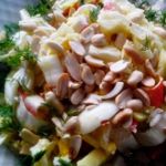 Лёгкий салат с крабовыми палочками и арахисом