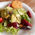 Салат из огурцов и цуккини с соусом песто