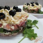 Салат из курицы грибов и помидор