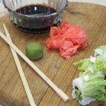 Ролл с мидиями и листом салата с морской капустой