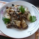 Молодой картофель с грибами,тушенный в молоке