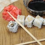 Ролл с соленым лососем огурцом и сыром в кунжуте