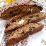 Ржаной хлеб с вялеными помидорами, оливками и фетой