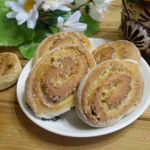Мини плюшки с орехами и сахаром