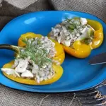 Перцы запеченные с куриным филе, перловкой и зеленым горошком