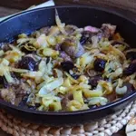 Куриная печень с ревенем и черносливом