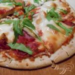 Пицца с сырокопченым мясом и бутербродным сыром